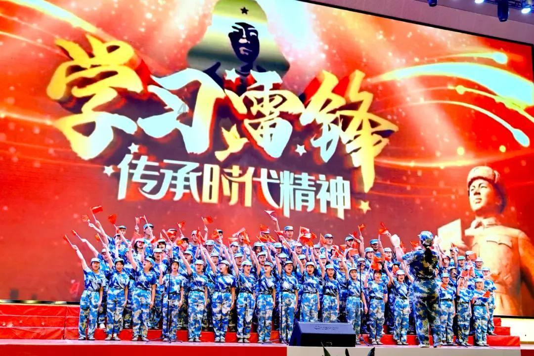 很多网友认为李庚希的古装造型一般，那她的现代装怎么样？游戏画面